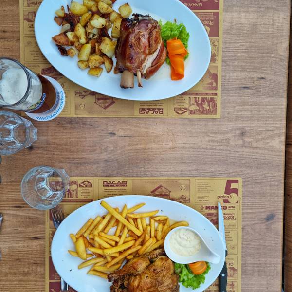 Galletto intero con patatine fritte e stico  #mangiarbene #birreria #bavarese #ristorante #kapuziner